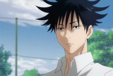 Megumi Fushiguro, personagem de Jujutsu Kaisen de cabelo preto arrepiado e expressão séria, usando camisa branca e olhando de lado com um ar cansado e distante, em um cenário externo com céu nublado ao fundo.
