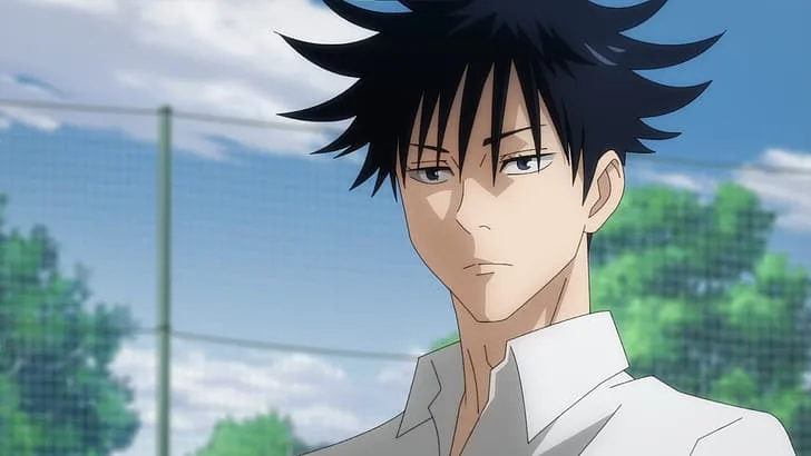 Megumi Fushiguro, personagem de Jujutsu Kaisen de cabelo preto arrepiado e expressão séria, usando camisa branca e olhando de lado com um ar cansado e distante, em um cenário externo com céu nublado ao fundo.
