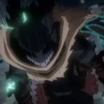 Deku na fase “vigilante”, usando máscara e uniforme rasgado, em um cenário escuro e chuvoso, com energia verde ao redor do corpo e expressão cansada.