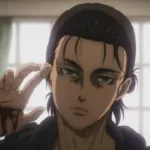 Close do personagem Eren Yeager, com expressão séria e cansada, levantando a mão com marcas de sangue enquanto encara a frente, sugerindo a transformação de alguém que jurava odiar a violência em alguém capaz de atravessar a mesma linha.