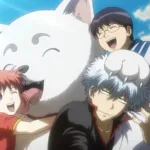 Gintoki Sakata aparece sentado com Sadaharu sobre a cabeça, enquanto Kagura sorri ao lado do grande cachorro branco e Shinpachi ri atrás deles, sob um céu azul. A cena mostra o clima de família improvisada da Yorozuya em Gintama.