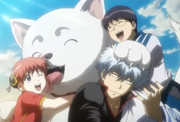 Gintoki Sakata aparece sentado com Sadaharu sobre a cabeça, enquanto Kagura sorri ao lado do grande cachorro branco e Shinpachi ri atrás deles, sob um céu azul. A cena mostra o clima de família improvisada da Yorozuya em Gintama.