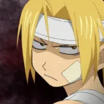 Edward Elric, protagonista de Fullmetal Alchemist: Brotherhood, aparece com o olhar tenso e expressão irritada, transmitindo nervosismo, firmeza e o peso de uma decisão difícil.