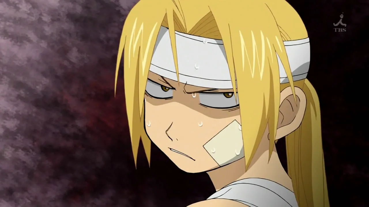 Edward Elric, protagonista de Fullmetal Alchemist: Brotherhood, aparece com o olhar tenso e expressão irritada, transmitindo nervosismo, firmeza e o peso de uma decisão difícil.