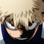 Katsuki Bakugo, de My Hero Academia, com rosto suado e expressão de raiva durante a luta contra Shoto Todoroki no Festival Esportivo da UA, usando o uniforme azul e branco da escola.
