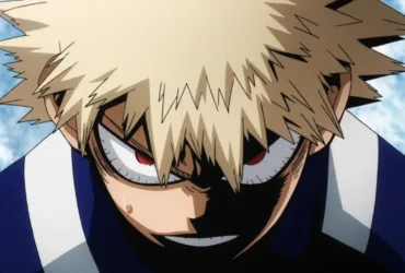 Katsuki Bakugo, de My Hero Academia, com rosto suado e expressão de raiva durante a luta contra Shoto Todoroki no Festival Esportivo da UA, usando o uniforme azul e branco da escola.
