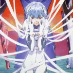 Rei Ayanami, personagem de Neon Genesis Evangelion, aparece sentada ao centro da imagem com expressão séria e distante. Ela veste o plug suit branco e azul, enquanto vários fios brancos atravessam a cena e parecem envolver seu corpo. Ao fundo, há estruturas vermelhas e uma paisagem azul-esverdeada, criando uma atmosfera de isolamento, controle e fragilidade.