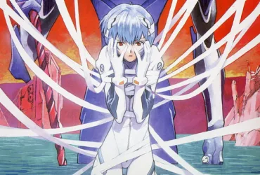 Rei Ayanami, personagem de Neon Genesis Evangelion, aparece sentada ao centro da imagem com expressão séria e distante. Ela veste o plug suit branco e azul, enquanto vários fios brancos atravessam a cena e parecem envolver seu corpo. Ao fundo, há estruturas vermelhas e uma paisagem azul-esverdeada, criando uma atmosfera de isolamento, controle e fragilidade.