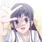 Tohru Honda, protagonista de Fruits Basket, aparece em primeiro plano sorrindo e levantando a mão diante do rosto, como se brincasse com a luz. Ela tem cabelos castanhos longos com laços amarelos e veste um uniforme escolar branco. O fundo claro e suave reforça a delicadeza, a alegria e a sensibilidade da personagem.