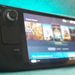 Steam Deck em close com fundo desfocado, mostrando controles e parte da tela