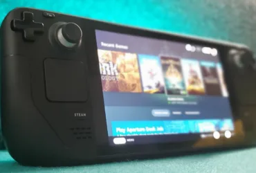 Steam Deck em close com fundo desfocado, mostrando controles e parte da tela
