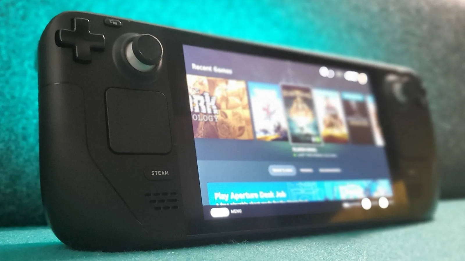 Steam Deck em close com fundo desfocado, mostrando controles e parte da tela
