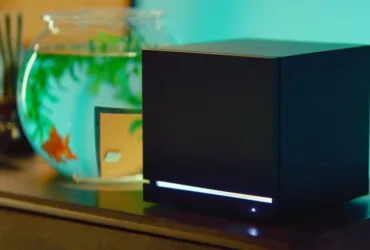 Steam Machine da Valve destacada na mesa com teclado e mouse