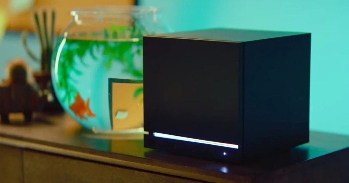 Steam Machine da Valve destacada na mesa com teclado e mouse
