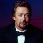 Não há confirmação de morte de Tim Curry na submissão recebida