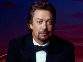 Não há confirmação de morte de Tim Curry na submissão recebida