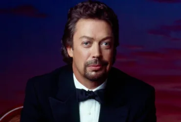 Não há confirmação de morte de Tim Curry na submissão recebida