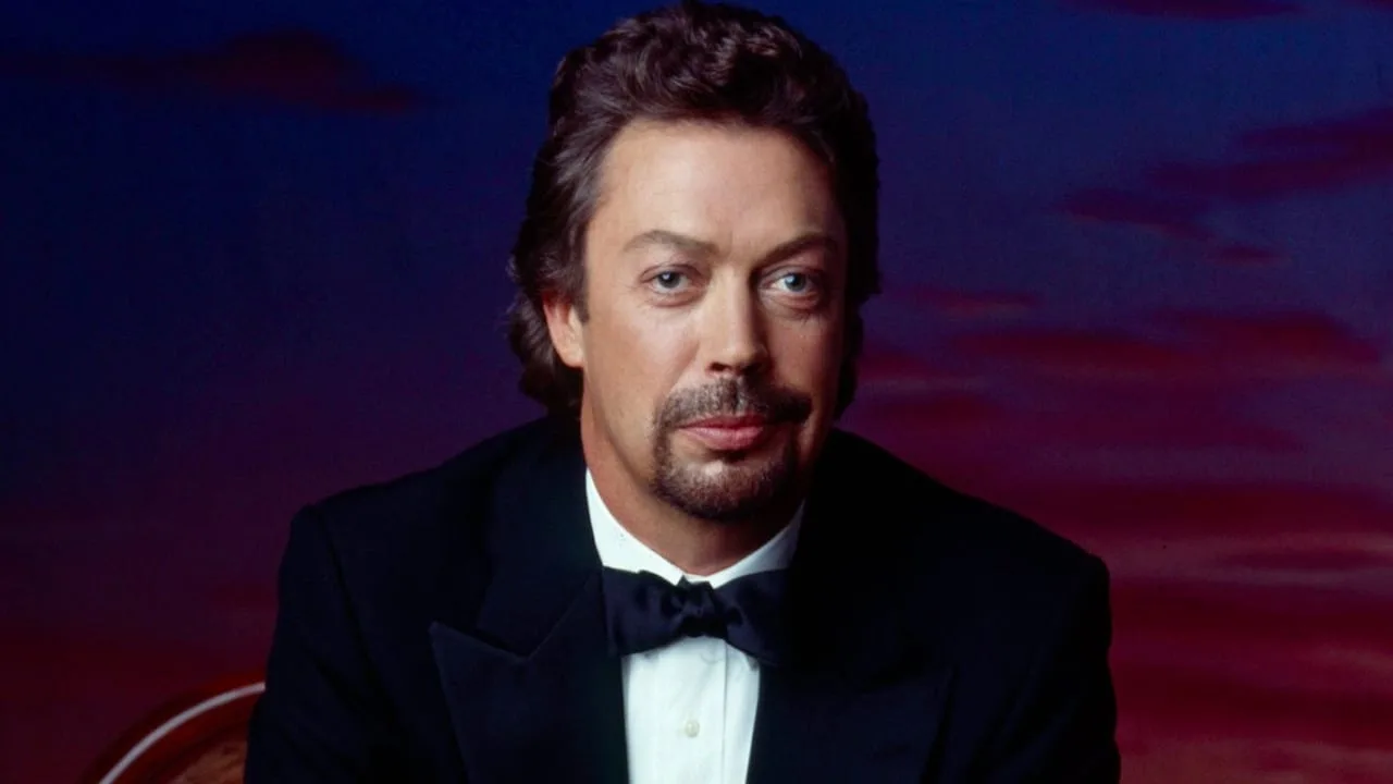 Não há confirmação de morte de Tim Curry na submissão recebida