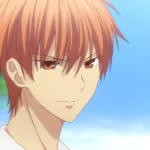 Kyo Sohma, personagem de Fruits Basket, aparece em primeiro plano sob um céu azul. Ele tem cabelos alaranjados, veste uma camisa branca e olha para o lado com expressão séria, leve rubor no rosto e um sorriso discreto. A imagem transmite vulnerabilidade, hesitação e um instante de carinho contido.