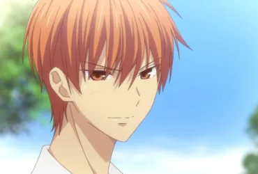Kyo Sohma, personagem de Fruits Basket, aparece em primeiro plano sob um céu azul. Ele tem cabelos alaranjados, veste uma camisa branca e olha para o lado com expressão séria, leve rubor no rosto e um sorriso discreto. A imagem transmite vulnerabilidade, hesitação e um instante de carinho contido.