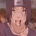 Itachi Uchiha, personagem de Naruto, sorri de forma serena para Sasuke Uchiha logo após a batalha entre os irmãos. A cena mostra o instante final de Itachi, marcado por exaustão, carinho contido e uma despedida silenciosa.