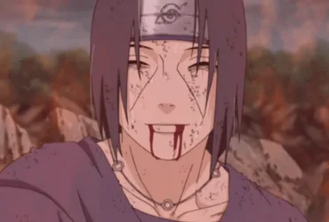 Itachi Uchiha, personagem de Naruto, sorri de forma serena para Sasuke Uchiha logo após a batalha entre os irmãos. A cena mostra o instante final de Itachi, marcado por exaustão, carinho contido e uma despedida silenciosa.