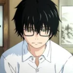 Rei Kiriyama, personagem de March Comes in Like a Lion, aparece sentado em um cômodo de estilo japonês. Ele tem cabelos pretos desalinhados, usa óculos e camisa branca, e olha para baixo com expressão cansada e distante. O ambiente simples ao redor reforça uma sensação de solidão, autocobrança e silêncio emocional.