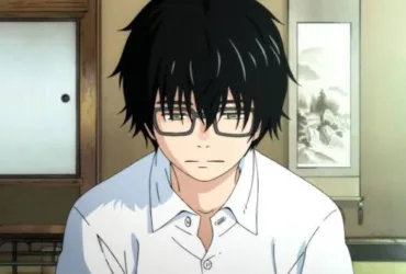 Rei Kiriyama, personagem de March Comes in Like a Lion, aparece sentado em um cômodo de estilo japonês. Ele tem cabelos pretos desalinhados, usa óculos e camisa branca, e olha para baixo com expressão cansada e distante. O ambiente simples ao redor reforça uma sensação de solidão, autocobrança e silêncio emocional.