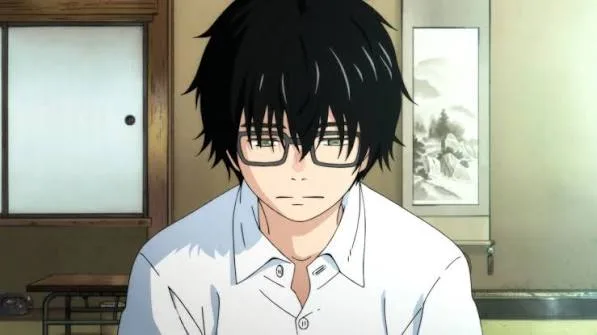 Rei Kiriyama, personagem de March Comes in Like a Lion, aparece sentado em um cômodo de estilo japonês. Ele tem cabelos pretos desalinhados, usa óculos e camisa branca, e olha para baixo com expressão cansada e distante. O ambiente simples ao redor reforça uma sensação de solidão, autocobrança e silêncio emocional.