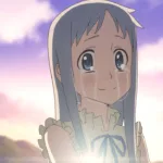 Menma, personagem de Anohana, aparece em close chorando e sorrindo sob um céu em tons de rosa e azul. Ela tem cabelos longos azulados, veste um vestido claro com laço azul e é iluminada por uma luz suave de fim de tarde. A cena transmite carinho, luto, esperança e despedida.