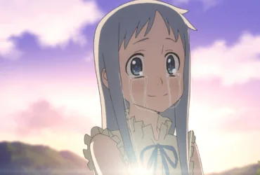 Menma, personagem de Anohana, aparece em close chorando e sorrindo sob um céu em tons de rosa e azul. Ela tem cabelos longos azulados, veste um vestido claro com laço azul e é iluminada por uma luz suave de fim de tarde. A cena transmite carinho, luto, esperança e despedida.