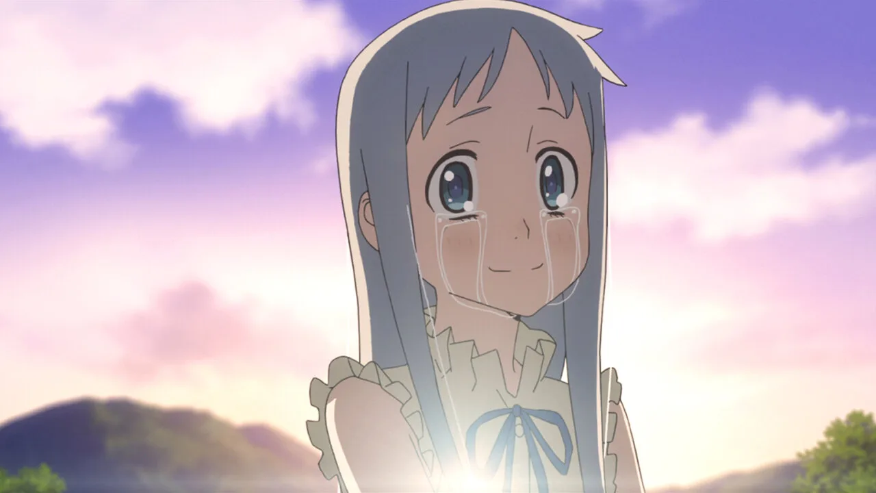 Menma, personagem de Anohana, aparece em close chorando e sorrindo sob um céu em tons de rosa e azul. Ela tem cabelos longos azulados, veste um vestido claro com laço azul e é iluminada por uma luz suave de fim de tarde. A cena transmite carinho, luto, esperança e despedida.
