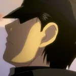 Roy Mustang, personagem de Fullmetal Alchemist: Brotherhood, aparece de perfil usando uniforme militar e boné escuro durante o enterro de Maes Hughes. A luz do fim de tarde ilumina parte de seu rosto enquanto seus olhos ficam escondidos pela sombra do boné, criando uma expressão contida de tristeza, culpa e despedida.