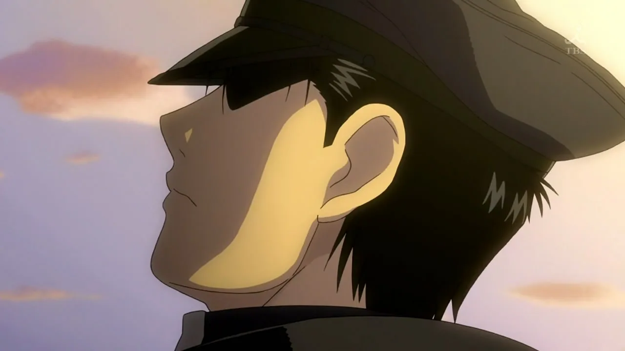 Roy Mustang, personagem de Fullmetal Alchemist: Brotherhood, aparece de perfil usando uniforme militar e boné escuro durante o enterro de Maes Hughes. A luz do fim de tarde ilumina parte de seu rosto enquanto seus olhos ficam escondidos pela sombra do boné, criando uma expressão contida de tristeza, culpa e despedida.