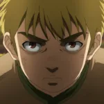 Thorfinn criança, personagem de Vinland Saga, aparece em close com expressão séria e determinada. Seus cabelos loiros estão desalinhados, há marcas de sujeira e pequenos ferimentos em seu rosto e roupas, e o cenário externo desfocado em tons quentes reforça o clima de jornada, conflito e alerta constante.