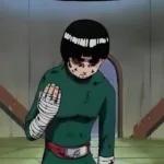 Rock Lee, personagem de Naruto, aparece de pé mesmo inconsciente após a luta contra Gaara no Exame Chunin. Ele está machucado, com postura firme e marcas da batalha, enquanto o cenário da arena reforça o contraste entre vulnerabilidade física, persistência e necessidade de provar seu valor.