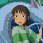 Chihiro, protagonista de A Viagem de Chihiro, aparece ao lado de Haku em sua forma de dragão branco. Ela veste uma blusa verde e branca, olha surpresa para frente e toca o rosto do dragão, em uma cena noturna de tons azuis que transmite proteção, amizade e descoberta.