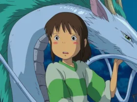 Chihiro, protagonista de A Viagem de Chihiro, aparece ao lado de Haku em sua forma de dragão branco. Ela veste uma blusa verde e branca, olha surpresa para frente e toca o rosto do dragão, em uma cena noturna de tons azuis que transmite proteção, amizade e descoberta.