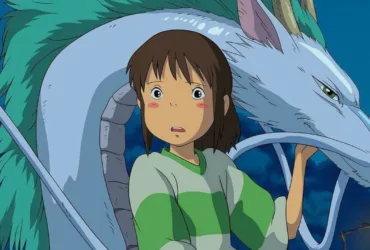 Chihiro, protagonista de A Viagem de Chihiro, aparece ao lado de Haku em sua forma de dragão branco. Ela veste uma blusa verde e branca, olha surpresa para frente e toca o rosto do dragão, em uma cena noturna de tons azuis que transmite proteção, amizade e descoberta.