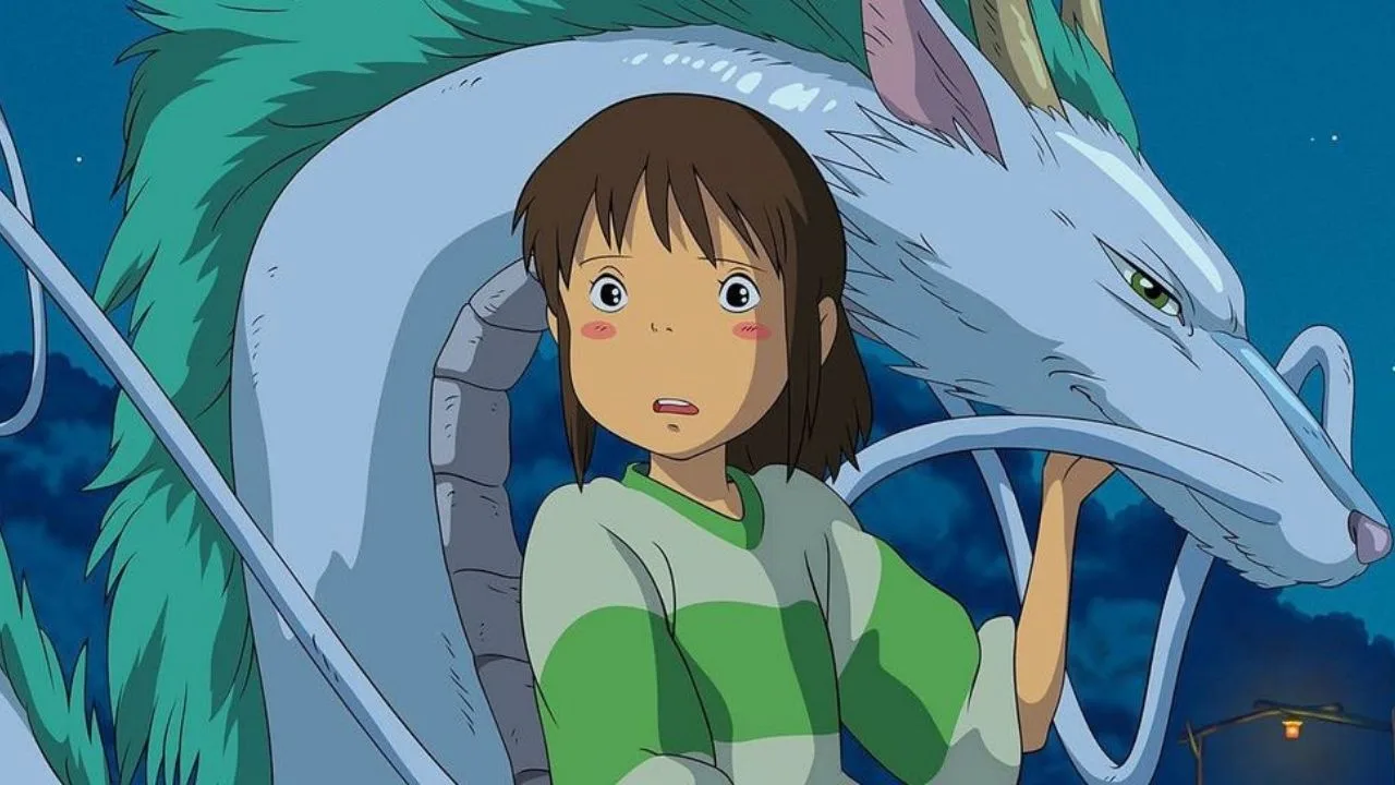 Chihiro, protagonista de A Viagem de Chihiro, aparece ao lado de Haku em sua forma de dragão branco. Ela veste uma blusa verde e branca, olha surpresa para frente e toca o rosto do dragão, em uma cena noturna de tons azuis que transmite proteção, amizade e descoberta.
