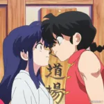 Ranma Saotome e Akane Tendo, personagens de Ranma 1/2, aparecem frente a frente em uma cena interna com portas de madeira ao fundo. Ranma veste roupa vermelha e tem cabelos pretos presos em trança, enquanto Akane usa uniforme claro e cabelos longos azulados. A imagem transmite tensão cômica, rivalidade e romance.