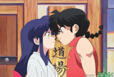 Ranma Saotome e Akane Tendo, personagens de Ranma 1/2, aparecem frente a frente em uma cena interna com portas de madeira ao fundo. Ranma veste roupa vermelha e tem cabelos pretos presos em trança, enquanto Akane usa uniforme claro e cabelos longos azulados. A imagem transmite tensão cômica, rivalidade e romance.