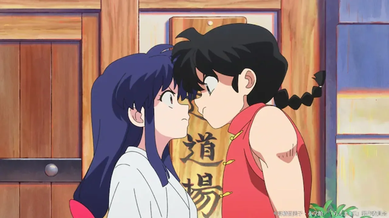 Ranma Saotome e Akane Tendo, personagens de Ranma 1/2, aparecem frente a frente em uma cena interna com portas de madeira ao fundo. Ranma veste roupa vermelha e tem cabelos pretos presos em trança, enquanto Akane usa uniforme claro e cabelos longos azulados. A imagem transmite tensão cômica, rivalidade e romance.