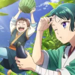 Maomao, de The Apothecary Diaries, segura uma berinjela em um jardim ensolarado e faz expressão concentrada. Ao fundo, uma criança ergue uma melancia e ri. A cena tem plantas, frutos e vegetais ao redor, transmitindo leveza, curiosidade e o interesse de Maomao por ervas e ingredientes.