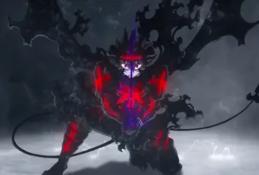 Asta, protagonista de Black Clover, em sua forma de União Demoníaca, aparece ajoelhado em um cenário escuro e cheio de fumaça. Sua silhueta tem grandes asas negras, detalhes vermelhos brilhantes na armadura e uma espada anti-magia ao centro. A imagem transmite poder, tensão e superação.