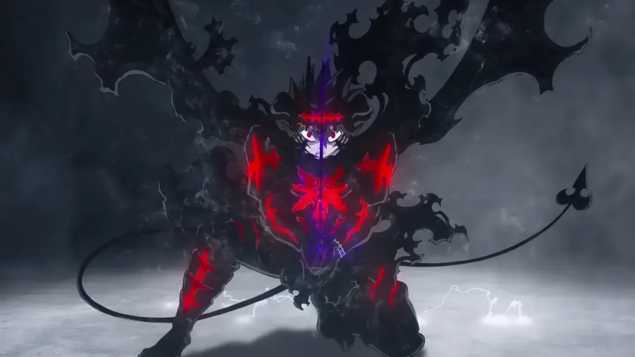 Asta, protagonista de Black Clover, em sua forma de União Demoníaca, aparece ajoelhado em um cenário escuro e cheio de fumaça. Sua silhueta tem grandes asas negras, detalhes vermelhos brilhantes na armadura e uma espada anti-magia ao centro. A imagem transmite poder, tensão e superação.