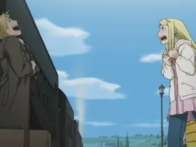 Edward Elric e Winry Rockbell, personagens de Fullmetal Alchemist: Brotherhood, aparecem em lados opostos de um trem em uma cena ao ar livre. Edward grita da porta do vagão, enquanto Winry responde na plataforma, com expressão emocionada. A imagem transmite despedida, carinho, humor e a parceria entre os dois.