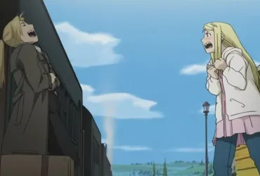 Edward Elric e Winry Rockbell, personagens de Fullmetal Alchemist: Brotherhood, aparecem em lados opostos de um trem em uma cena ao ar livre. Edward grita da porta do vagão, enquanto Winry responde na plataforma, com expressão emocionada. A imagem transmite despedida, carinho, humor e a parceria entre os dois.