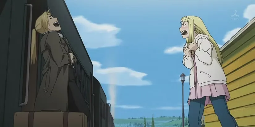 Edward Elric e Winry Rockbell, personagens de Fullmetal Alchemist: Brotherhood, aparecem em lados opostos de um trem em uma cena ao ar livre. Edward grita da porta do vagão, enquanto Winry responde na plataforma, com expressão emocionada. A imagem transmite despedida, carinho, humor e a parceria entre os dois.