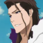 Sosuke Aizen, antagonista de Bleach, aparece em close com cabelos castanhos longos, olhos roxos e um sorriso discreto. Ele veste roupa branca com gola alta, diante de um céu azul com nuvens. A imagem transmite elegância, confiança e ameaça silenciosa.